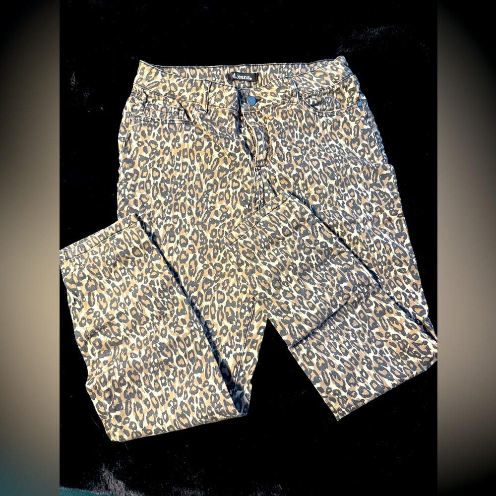 Leopard print jeans
They have some stretch, size 8
Very flattering